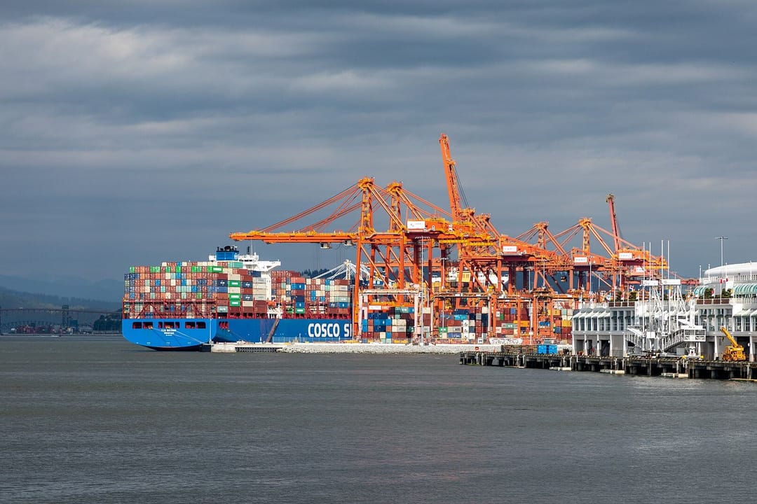 Containerterminal met kranen bij schemering